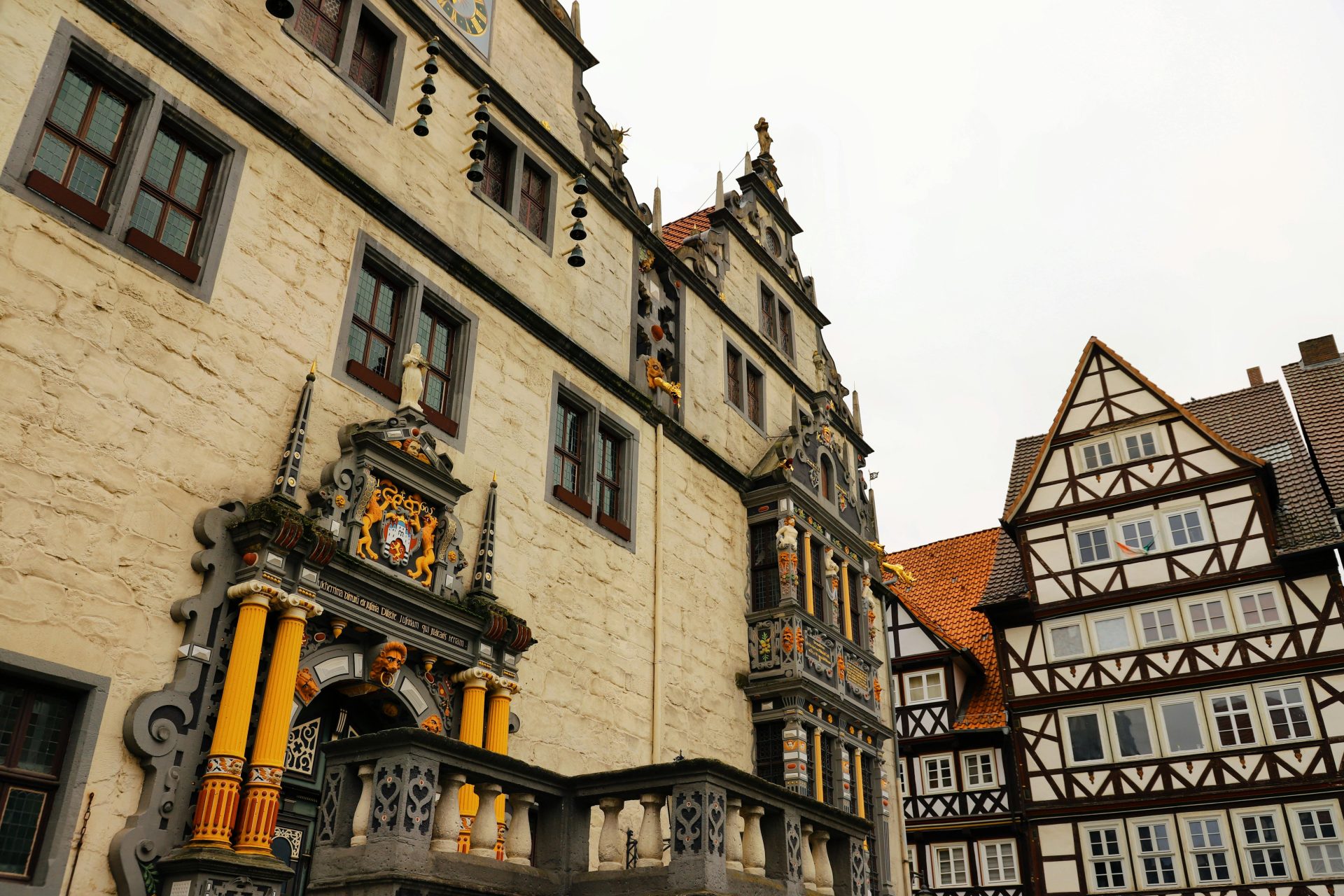Entdecken Sie die atemberaubende mittelalterliche Fachwerkarchitektur in Hann. Münden, Germany.